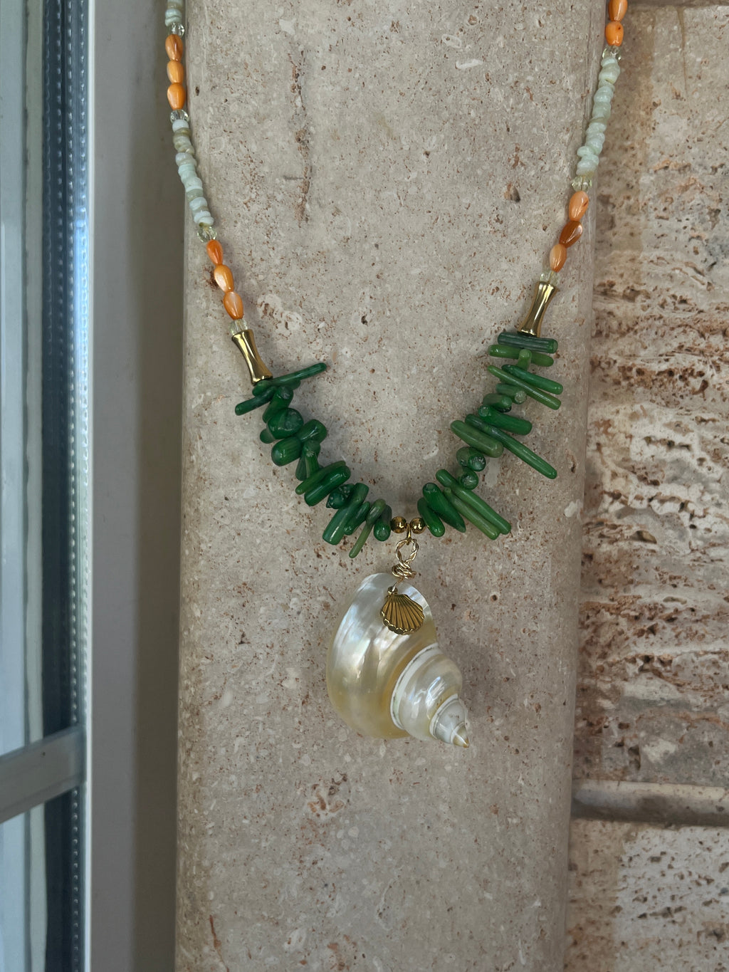 "Ocean’s Treasure" – Χειροποίητο Necklace με Μεγάλο Κοχύλι, Πράσινο Φίλντισι & Ημιπολύτιμους Λίθους