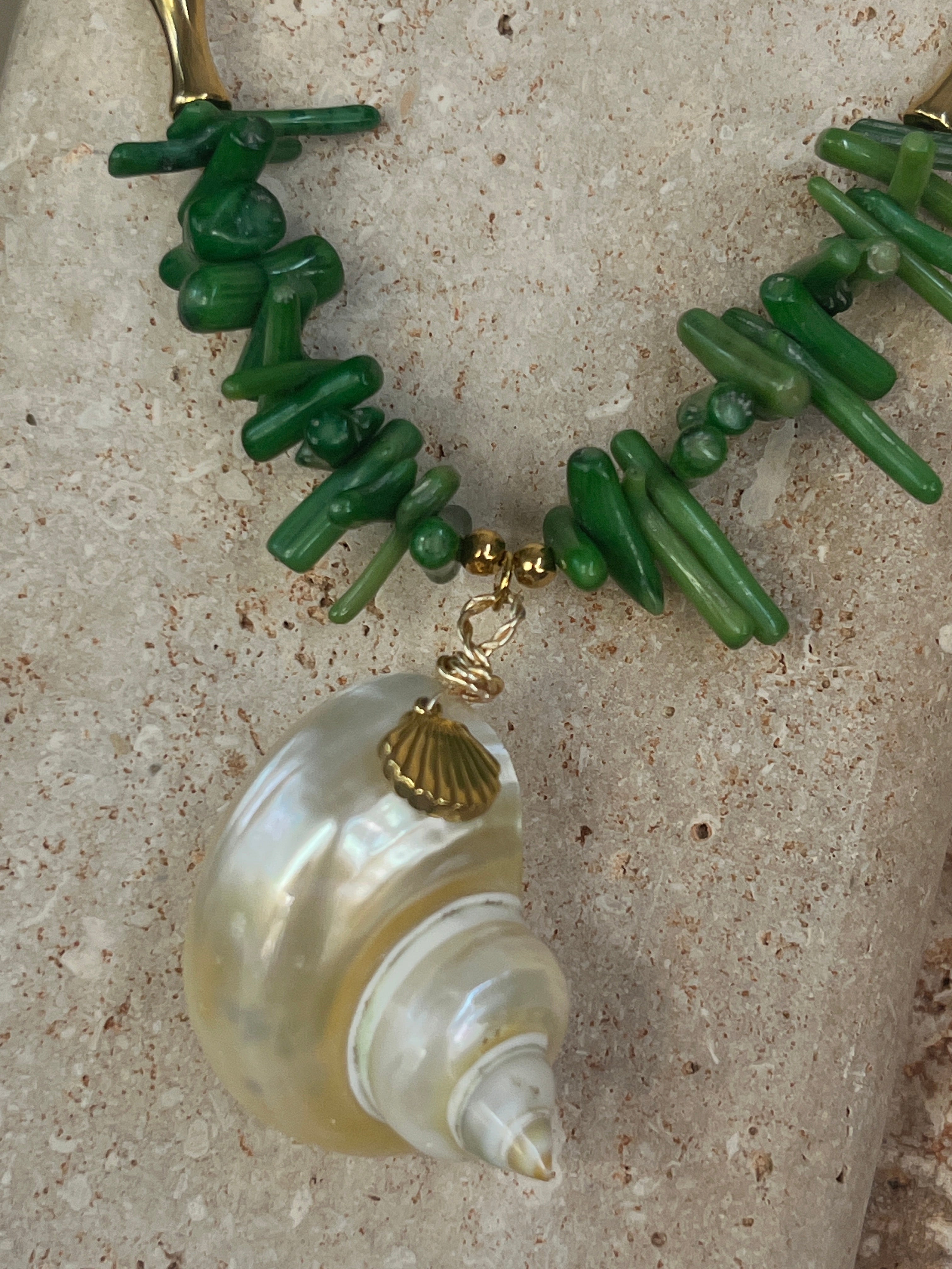 "Ocean’s Treasure" – Χειροποίητο Necklace με Μεγάλο Κοχύλι, Πράσινο Φίλντισι & Ημιπολύτιμους Λίθους