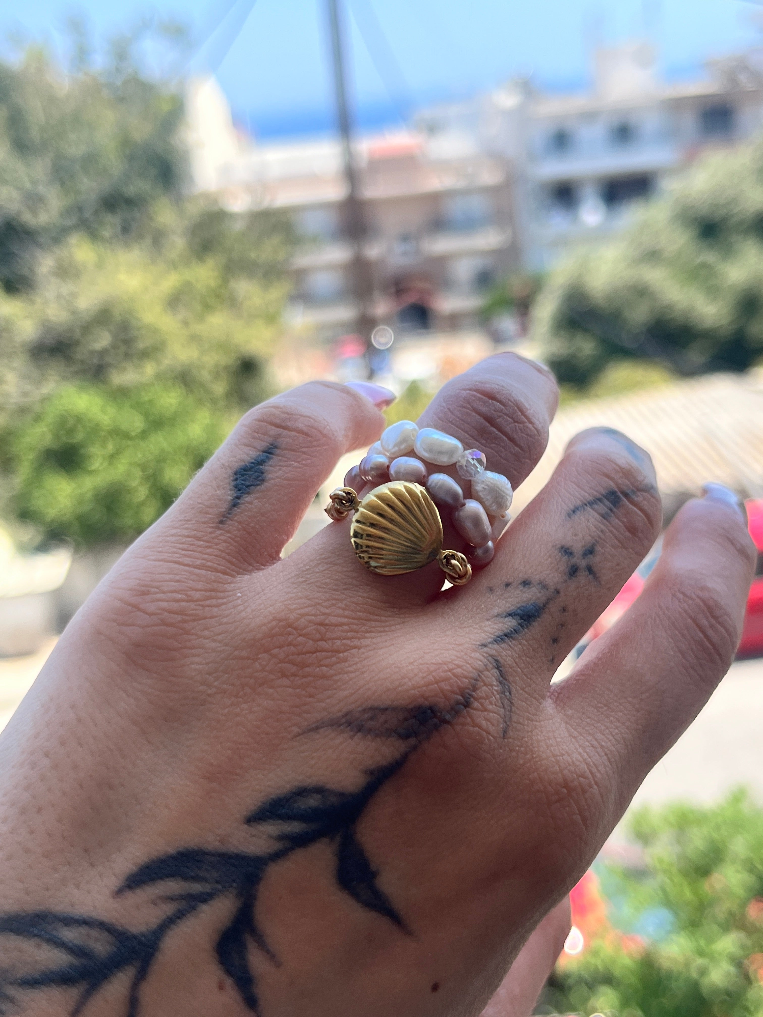 Golden shell pearl ring with baroque pearls close up