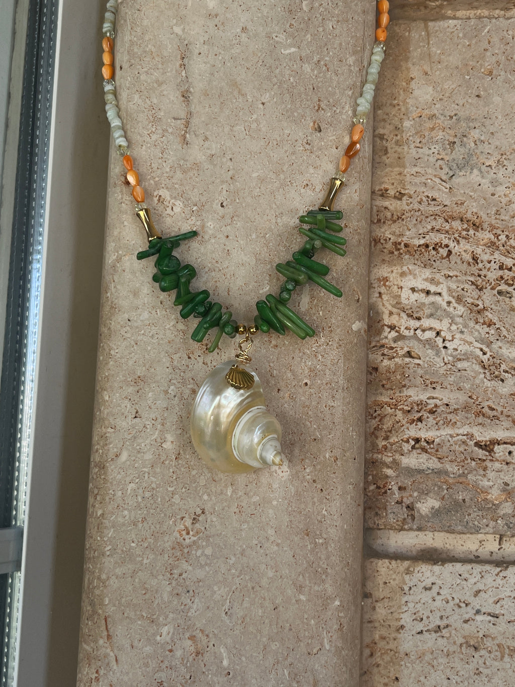 "Ocean’s Treasure" – Χειροποίητο Necklace με Μεγάλο Κοχύλι, Πράσινο Φίλντισι & Ημιπολύτιμους Λίθους