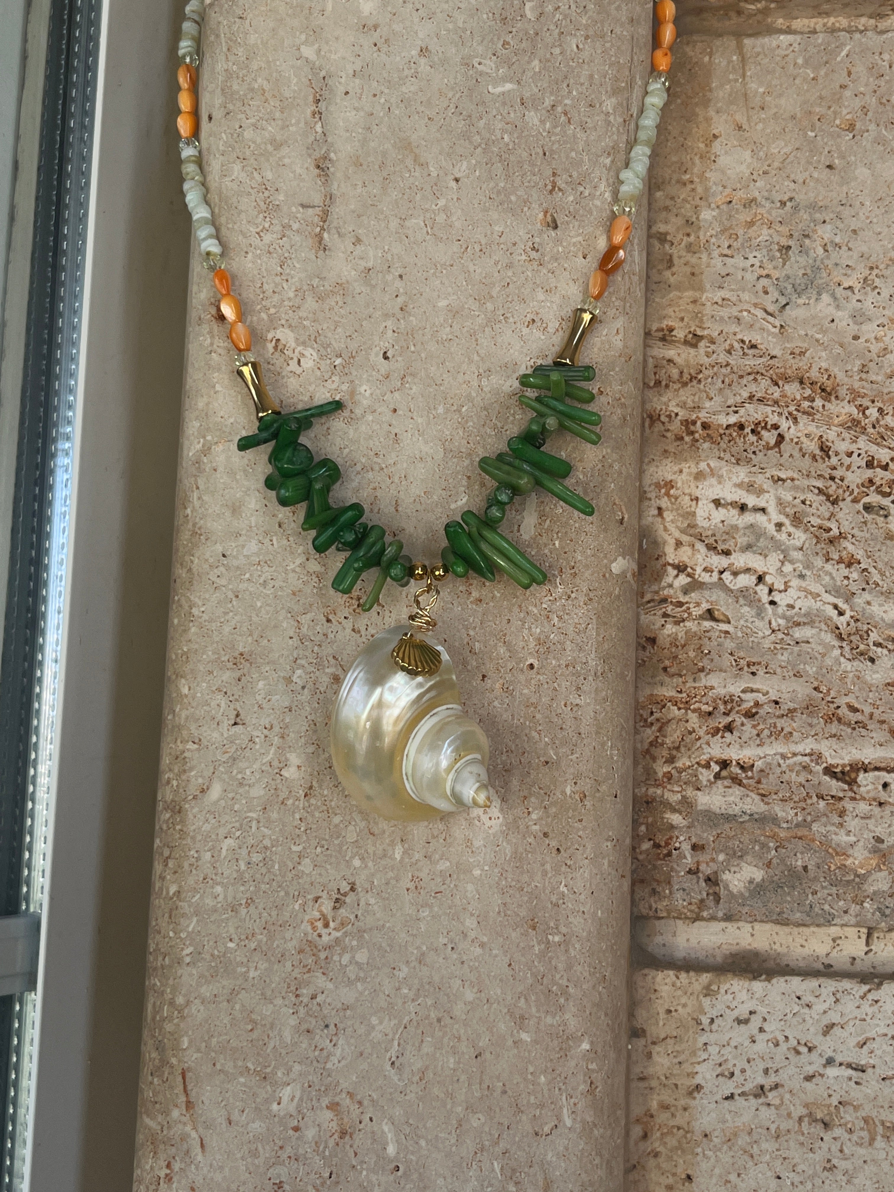 "Ocean’s Treasure" – Χειροποίητο Necklace με Μεγάλο Κοχύλι, Πράσινο Φίλντισι & Ημιπολύτιμους Λίθους