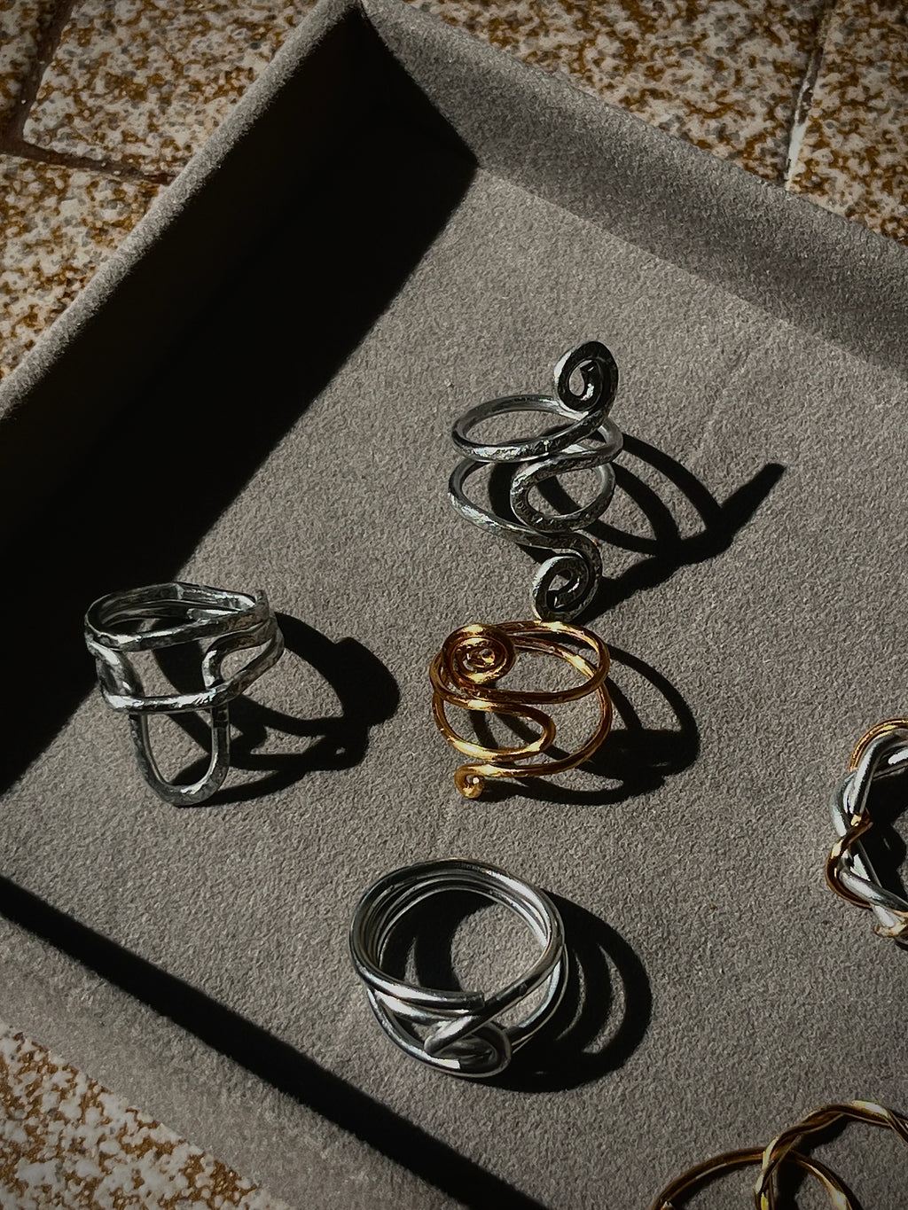 Geometrischer Statement-Ring mit Bogen