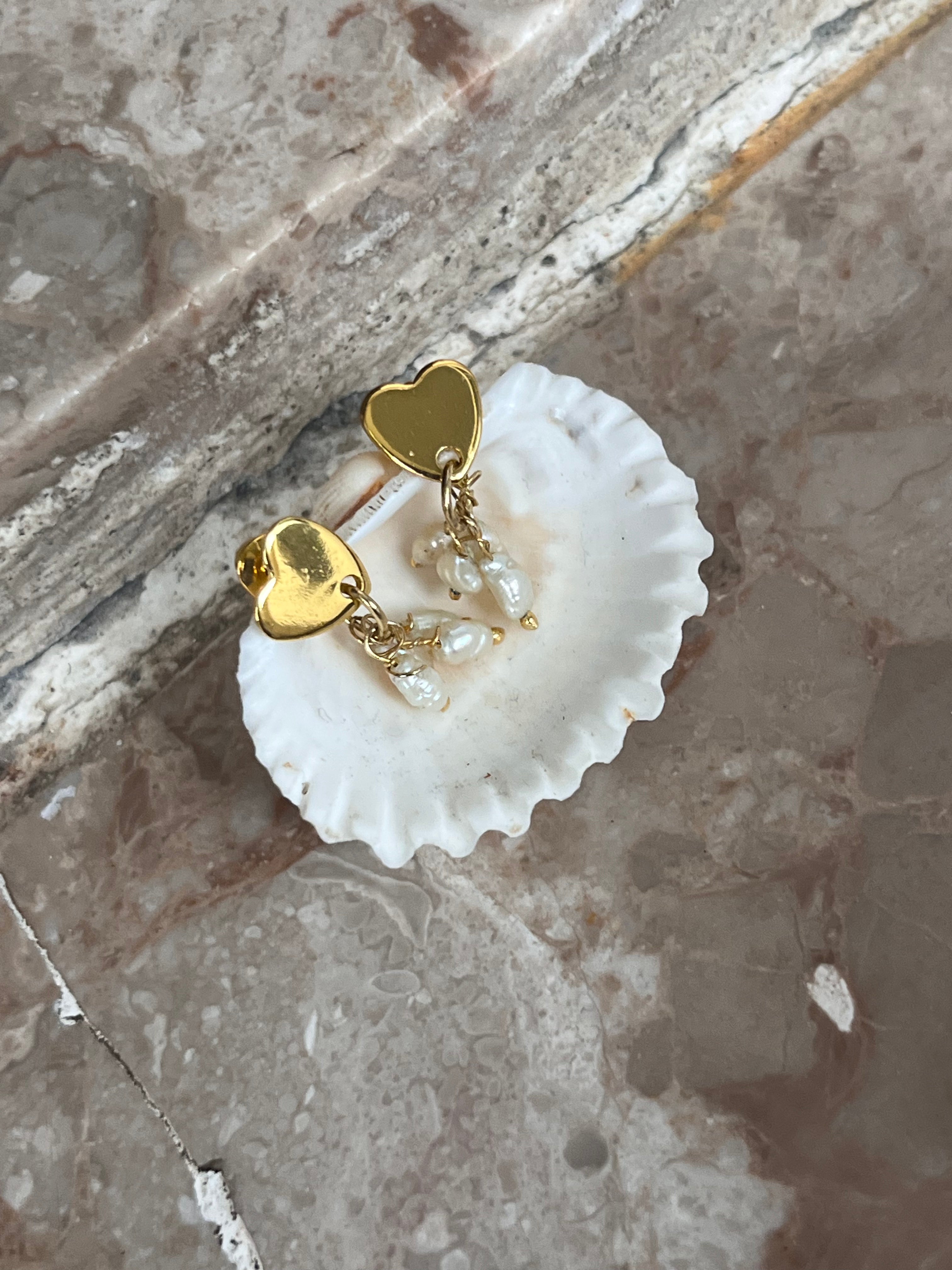 "Siren’s Heartbeat" – Σκουλαρίκια Καρδιά & Μαργαριτάρια Χειροποίητα 