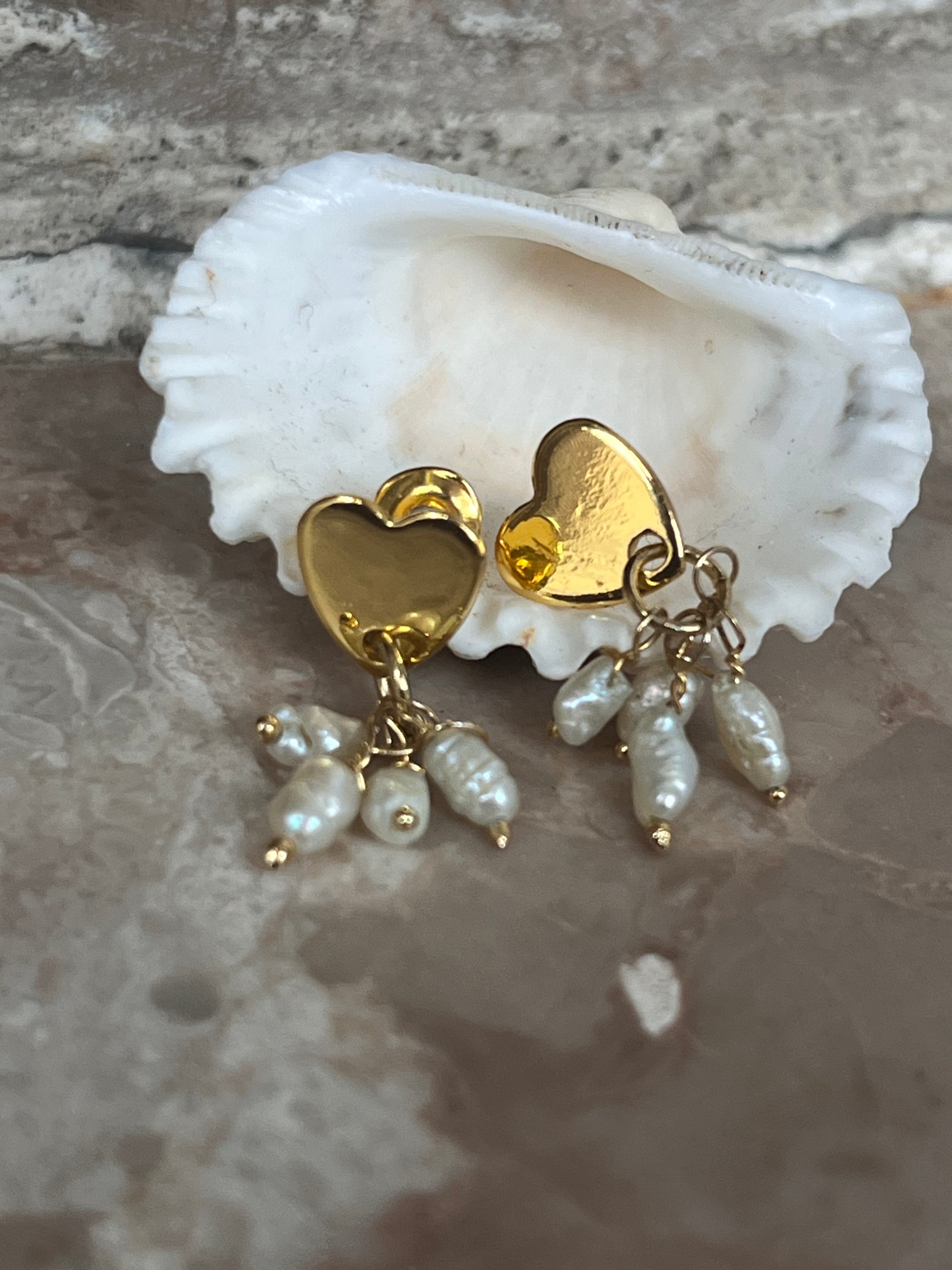 "Siren’s Heartbeat" – Σκουλαρίκια Καρδιά & Μαργαριτάρια Χειροποίητα 