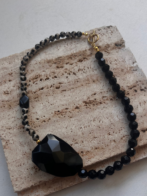 Κολιέ "Eternal Shadow" – Κρύσταλλοι από γυαλί και ημιπολύτιμες πέτρες