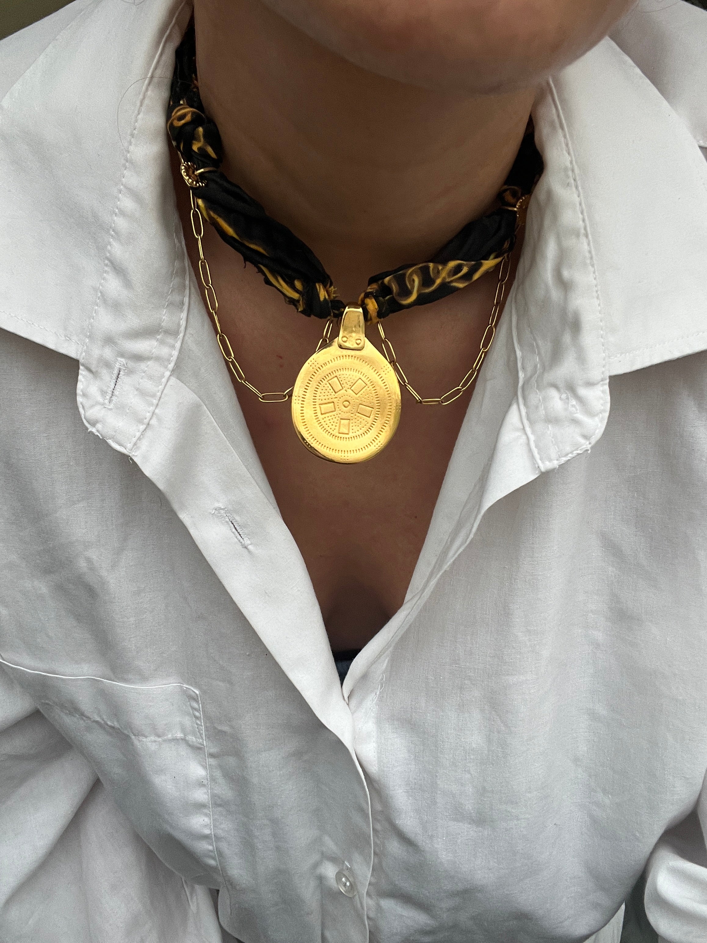 Σατέν & Χρυσό Choker-Κολιέ Statement