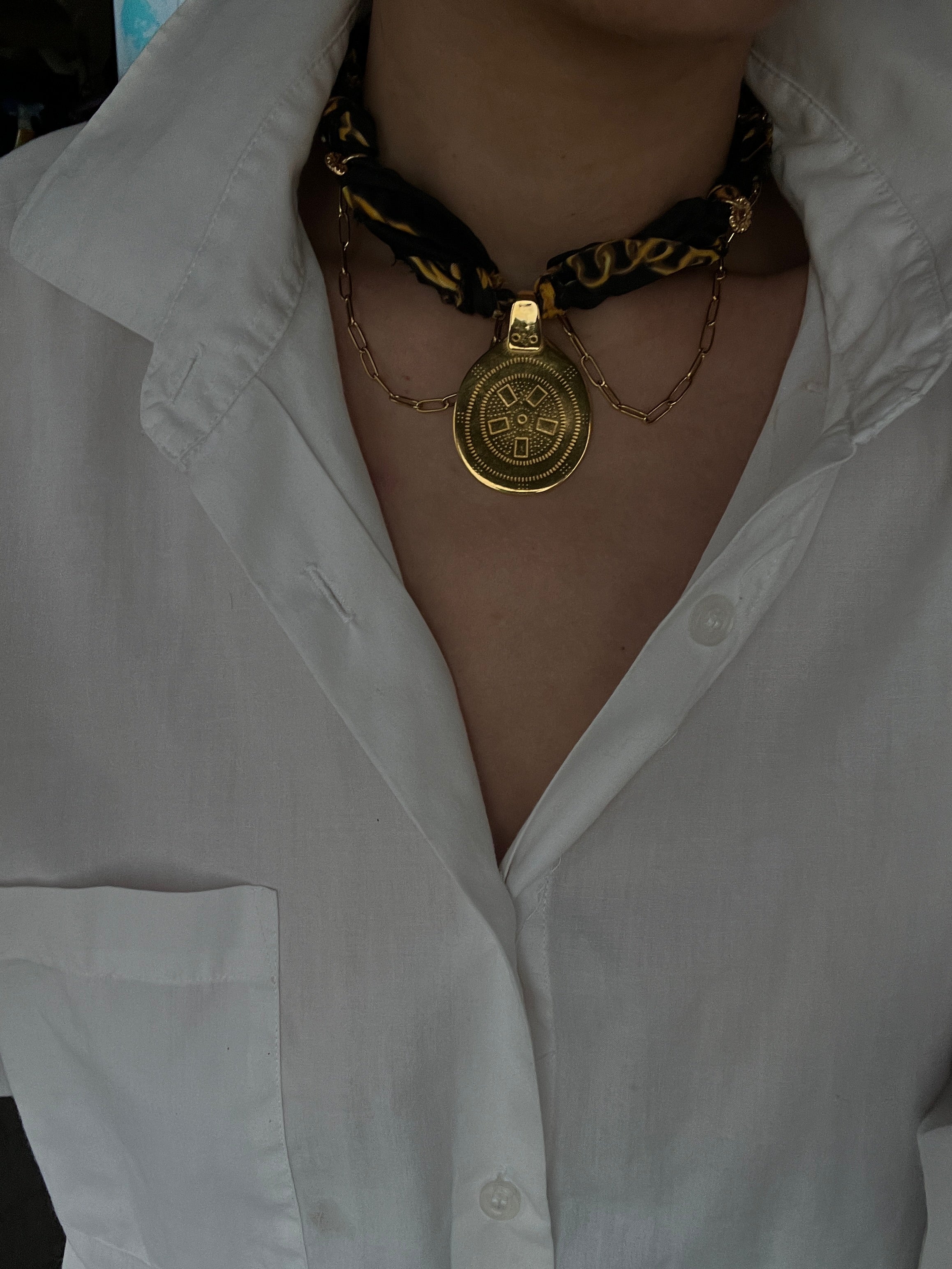 Σατέν & Χρυσό Choker-Κολιέ Statement