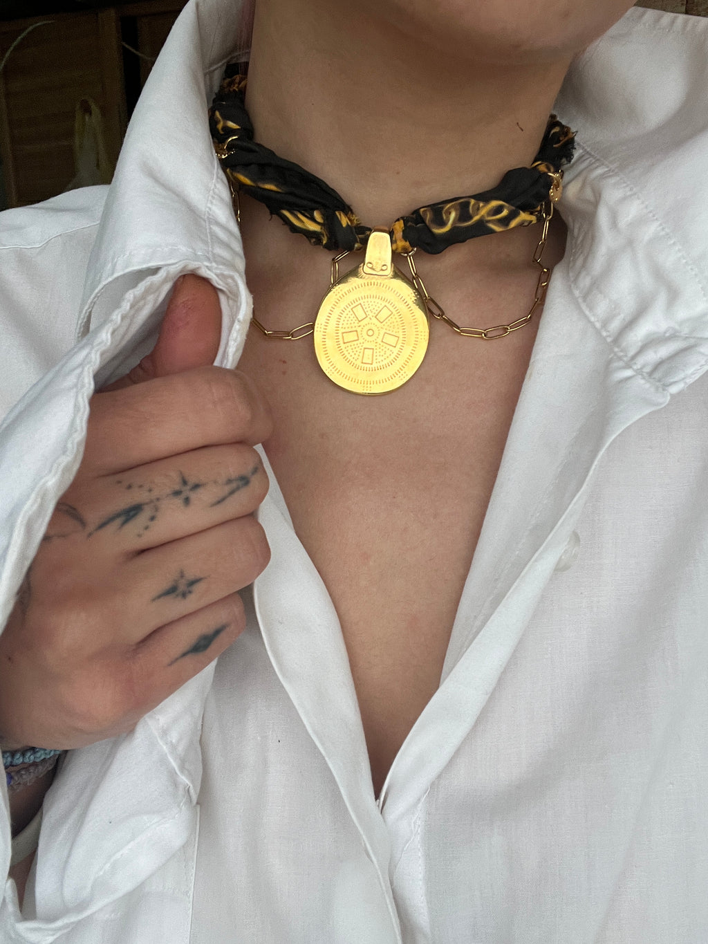Σατέν & Χρυσό Choker-Κολιέ Statement