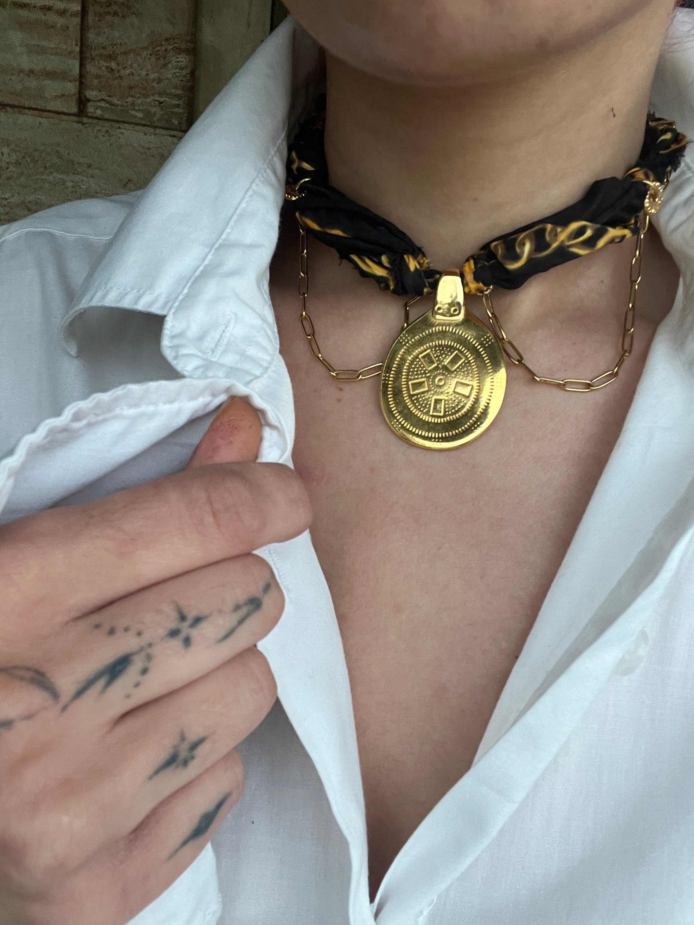 Σατέν & Χρυσό Choker-Κολιέ Statement