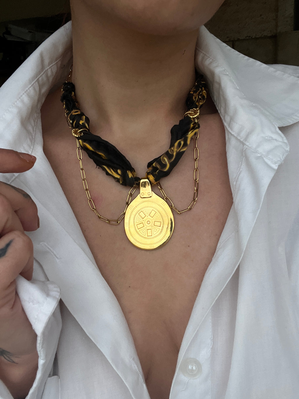 Σατέν & Χρυσό Choker-Κολιέ Statement