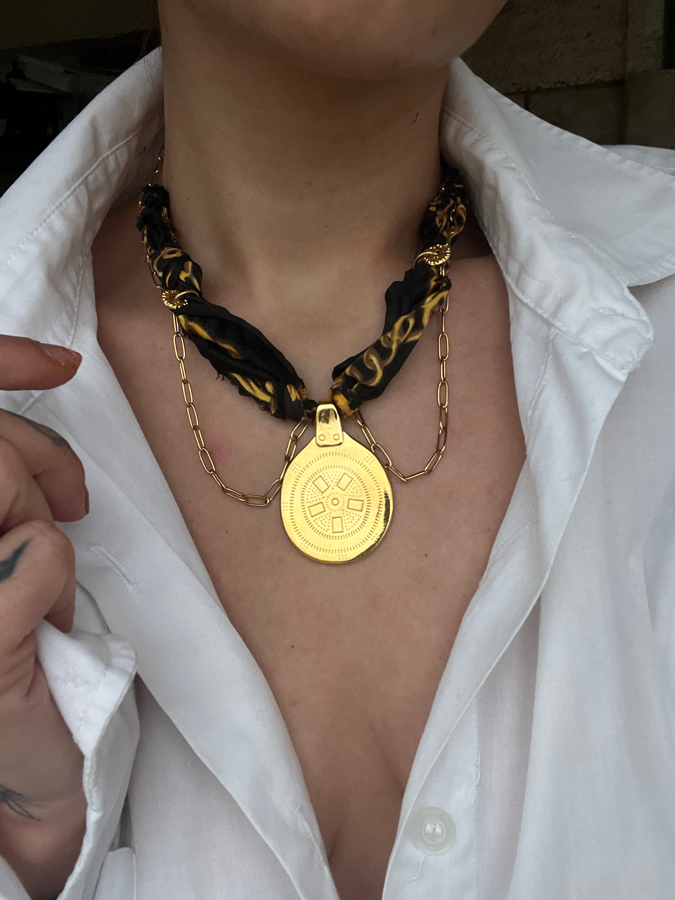 Σατέν & Χρυσό Choker-Κολιέ Statement