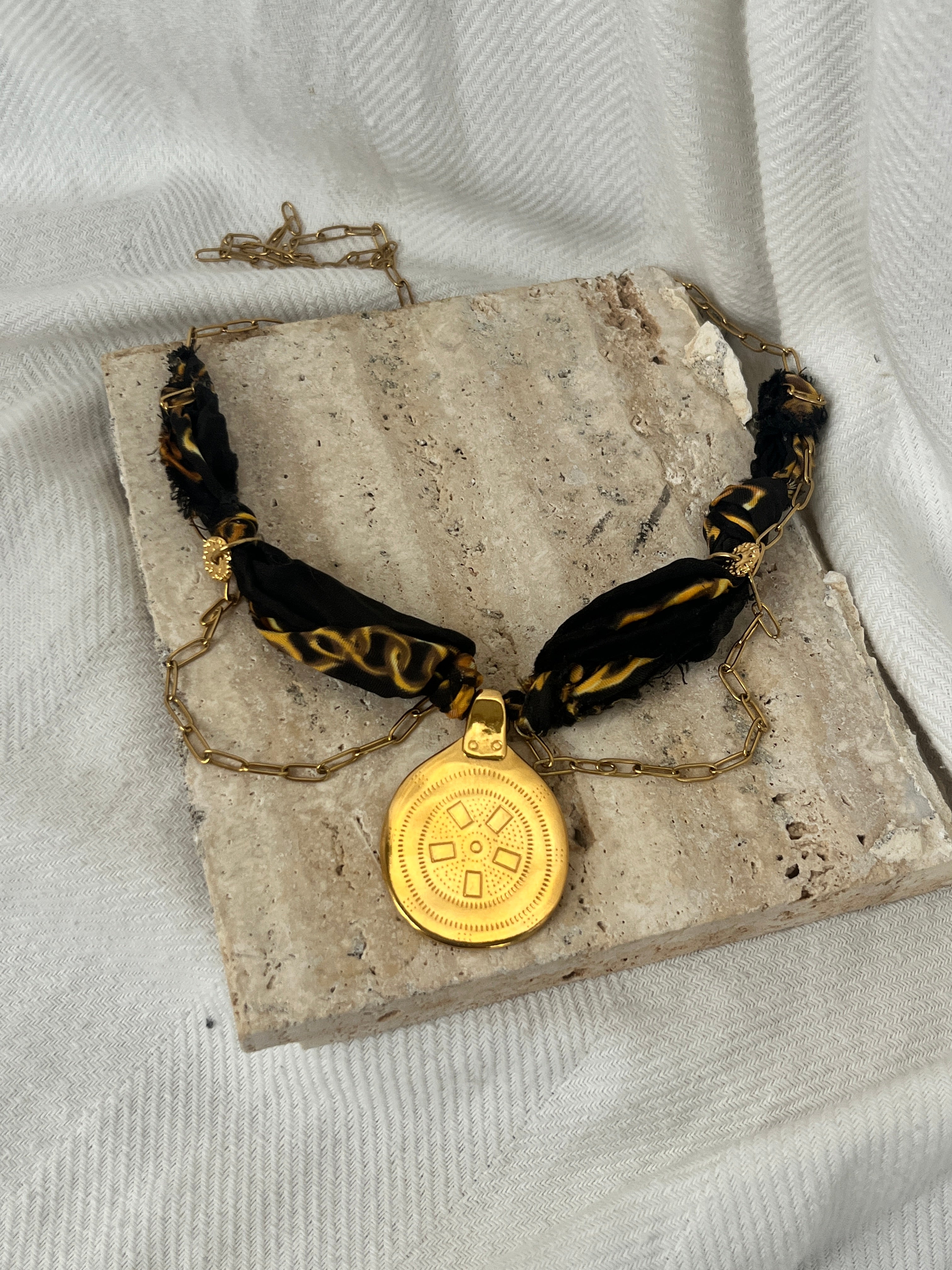 Σατέν & Χρυσό Choker-Κολιέ Statement