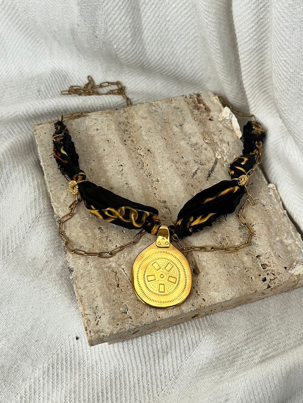 Σατέν & Χρυσό Choker-Κολιέ Statement