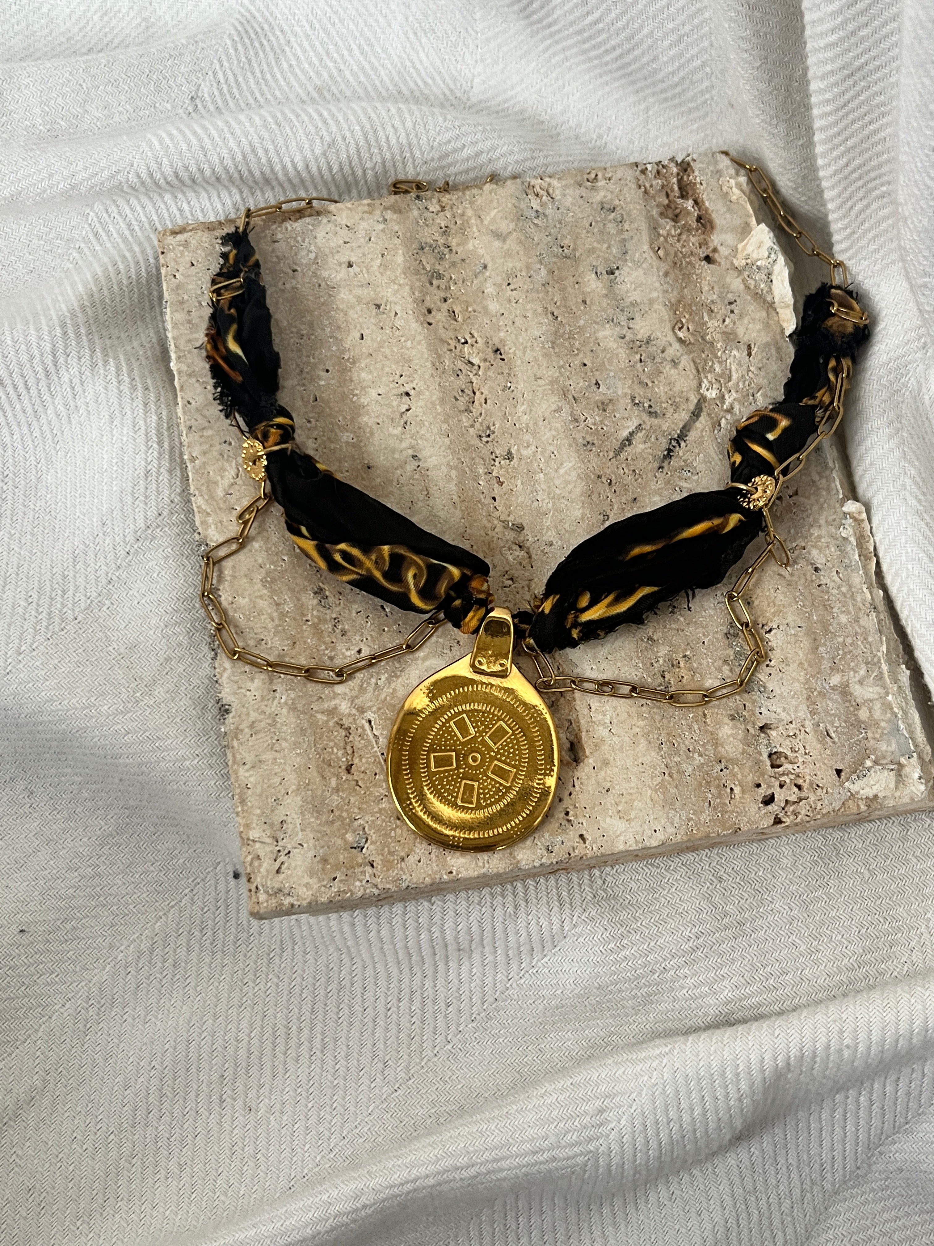 Σατέν & Χρυσό Choker-Κολιέ Statement