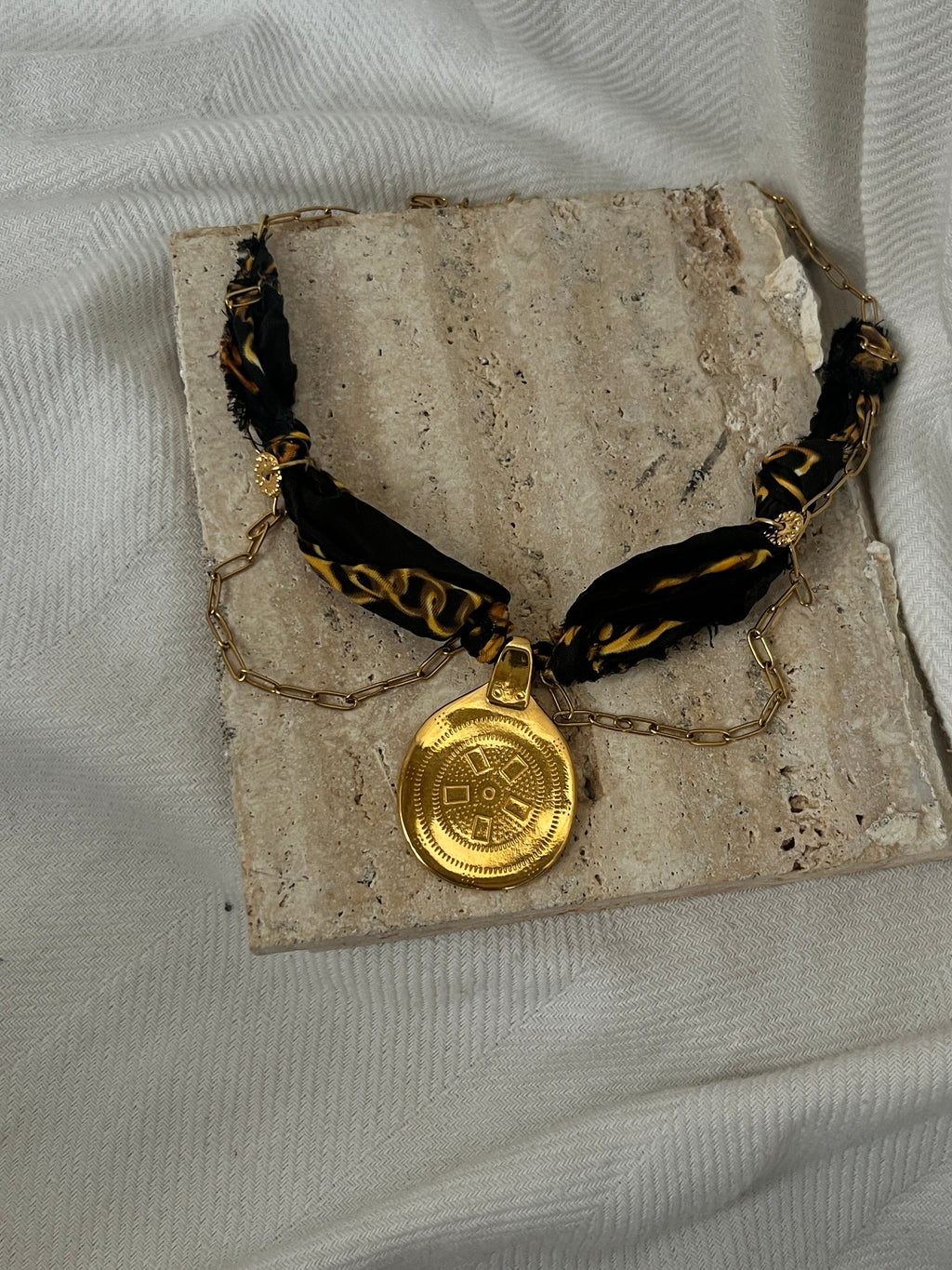 Σατέν & Χρυσό Choker-Κολιέ Statement