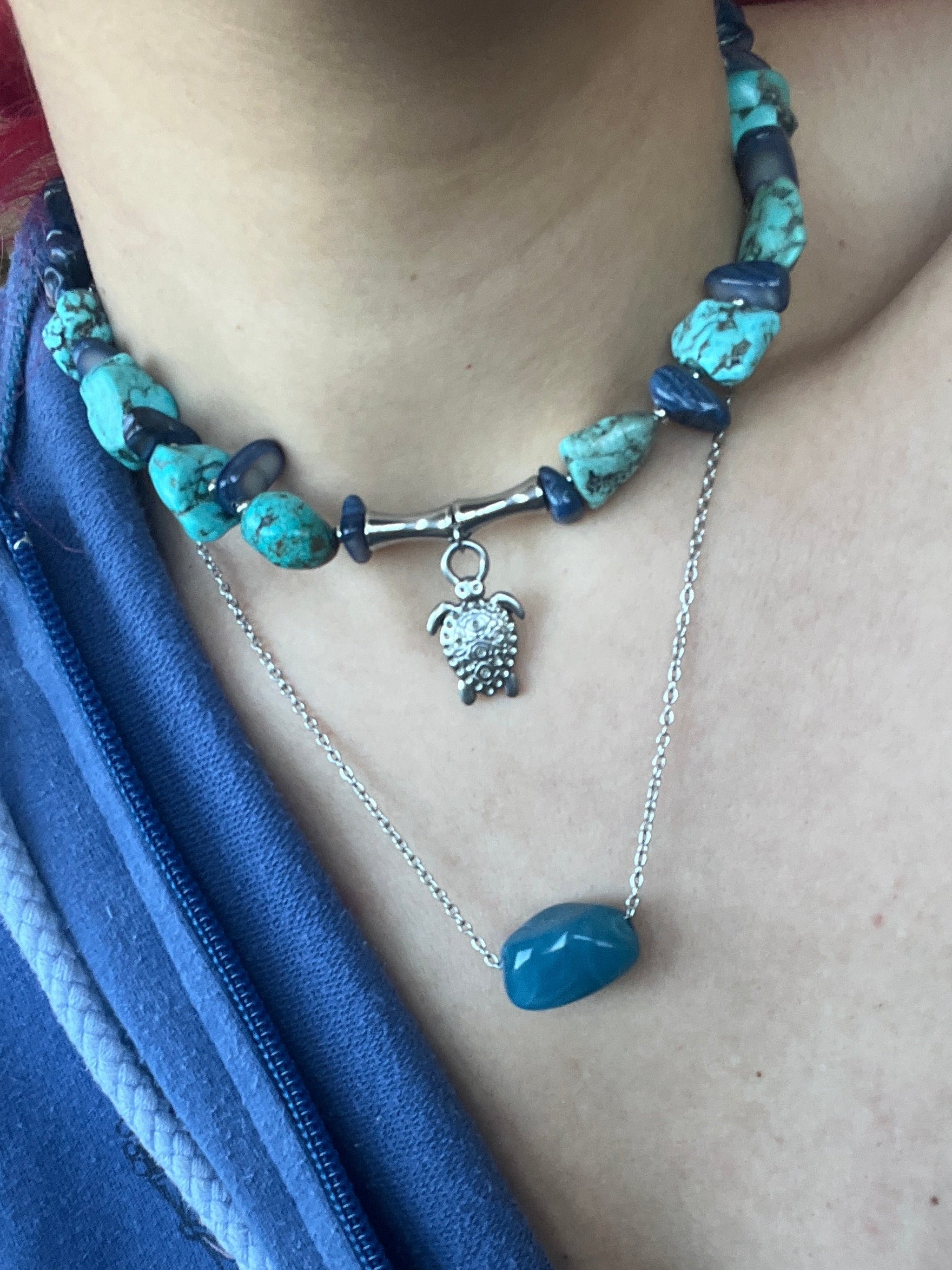 Deep Blue Mineral Drop – Χειροποίητο Μακρύ Κολιέ για layering