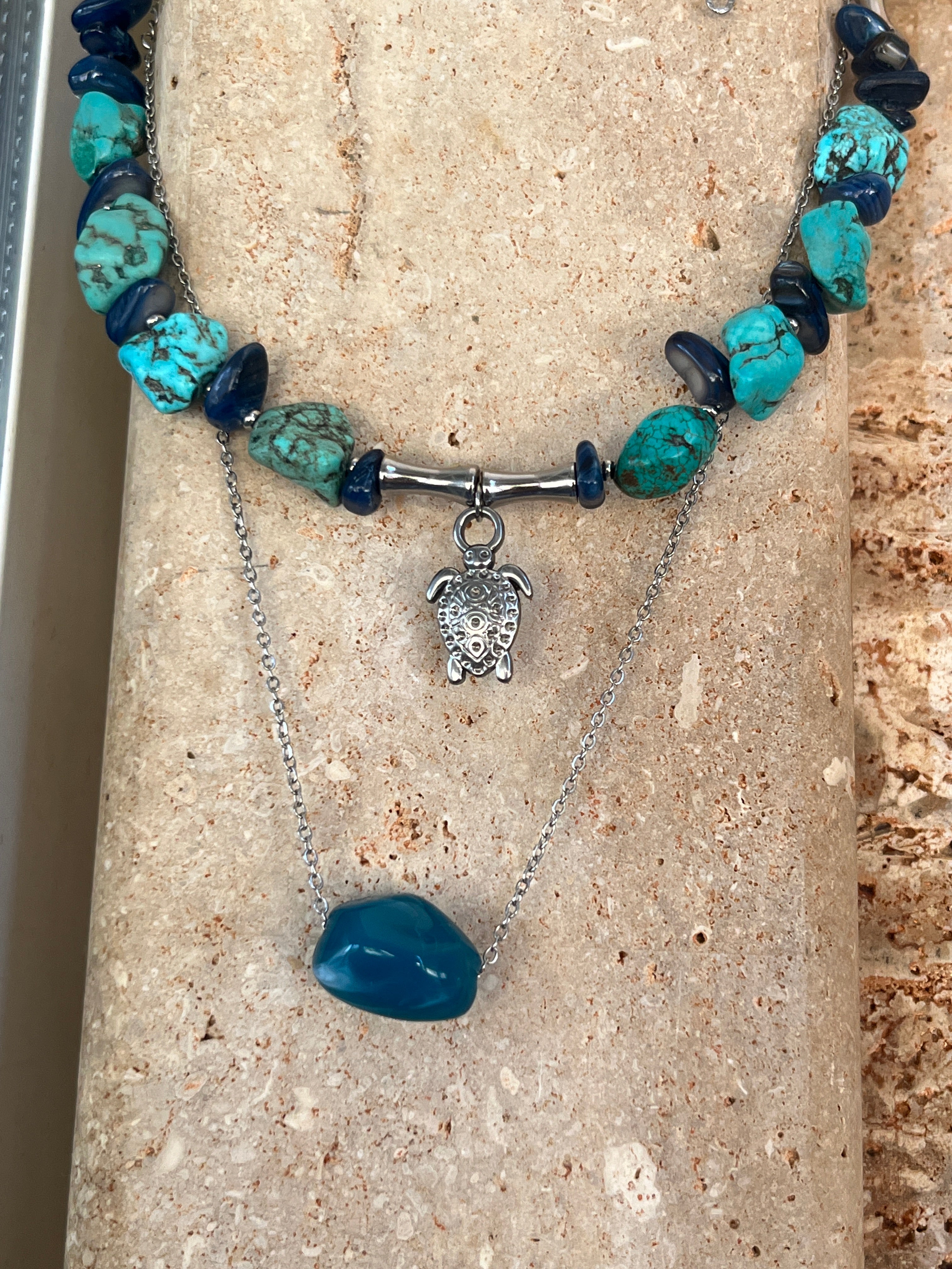 Deep Blue Mineral Drop – Χειροποίητο Μακρύ Κολιέ για layering