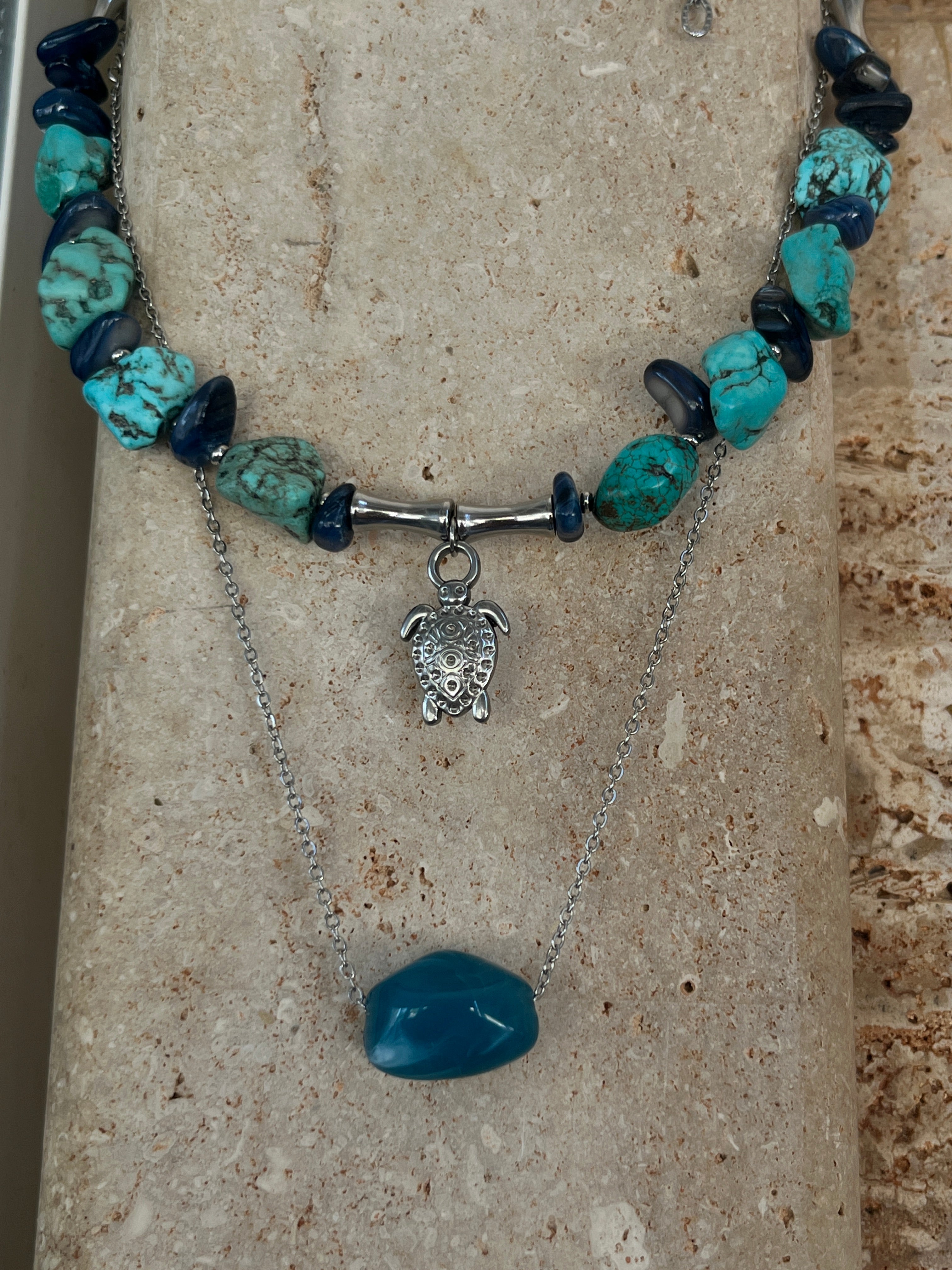 Deep Blue Mineral Drop – Χειροποίητο Μακρύ Κολιέ για layering