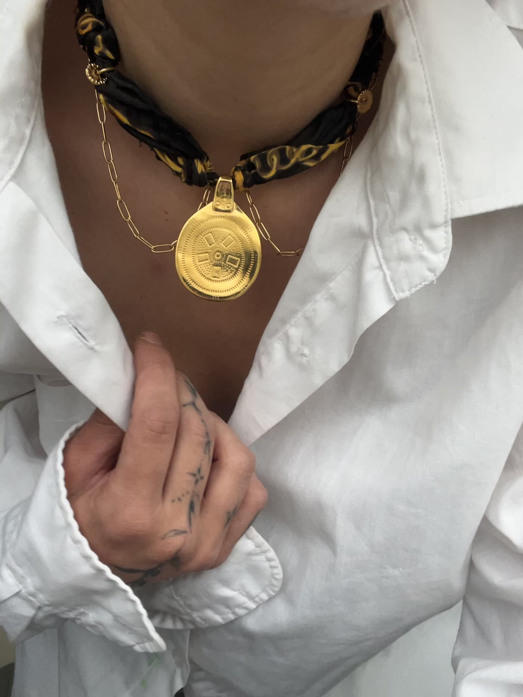 Σατέν & Χρυσό Choker-Κολιέ Statement