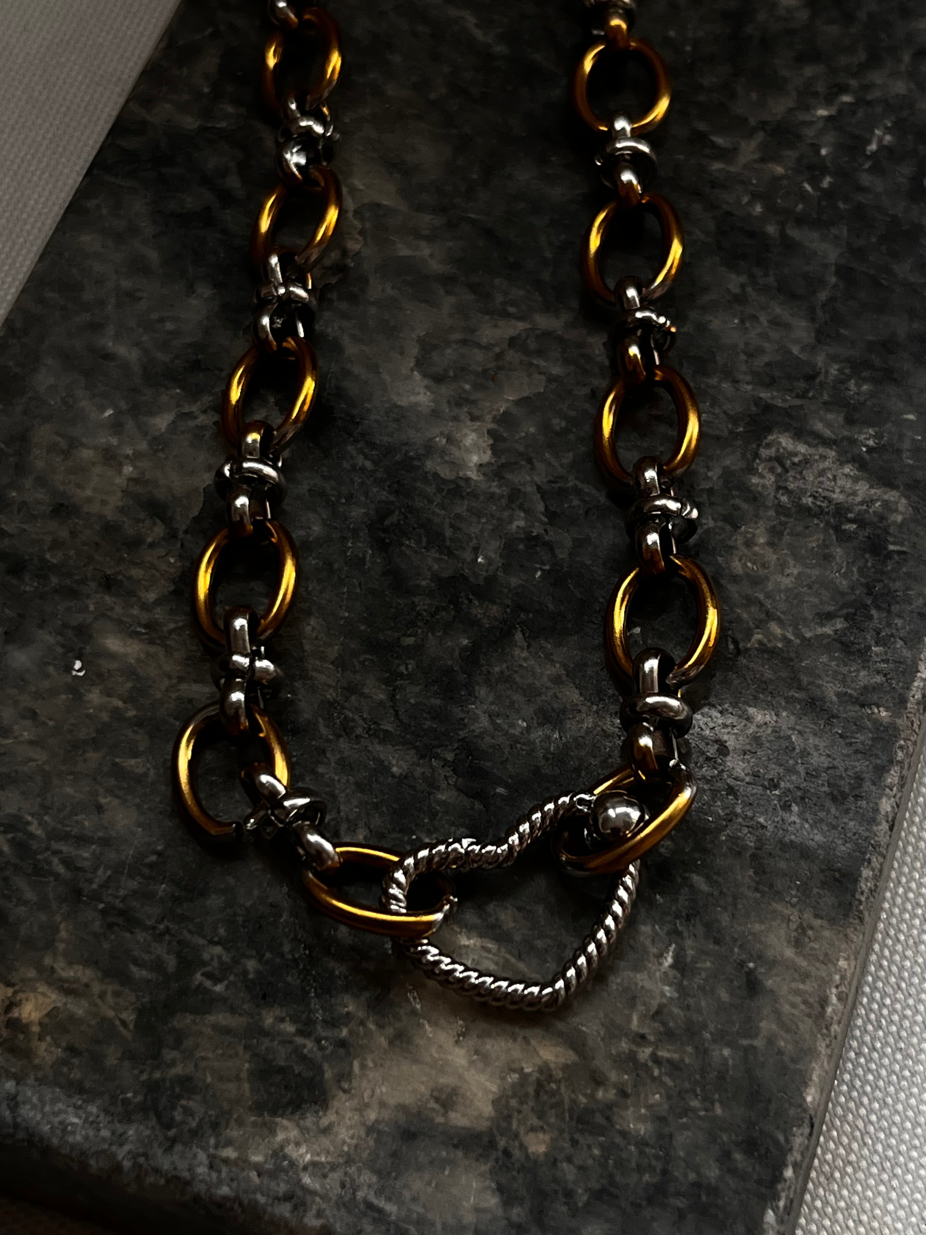Κολιέ Δίχρωμο "Secret Locket" με Στριφτή Καρδιά