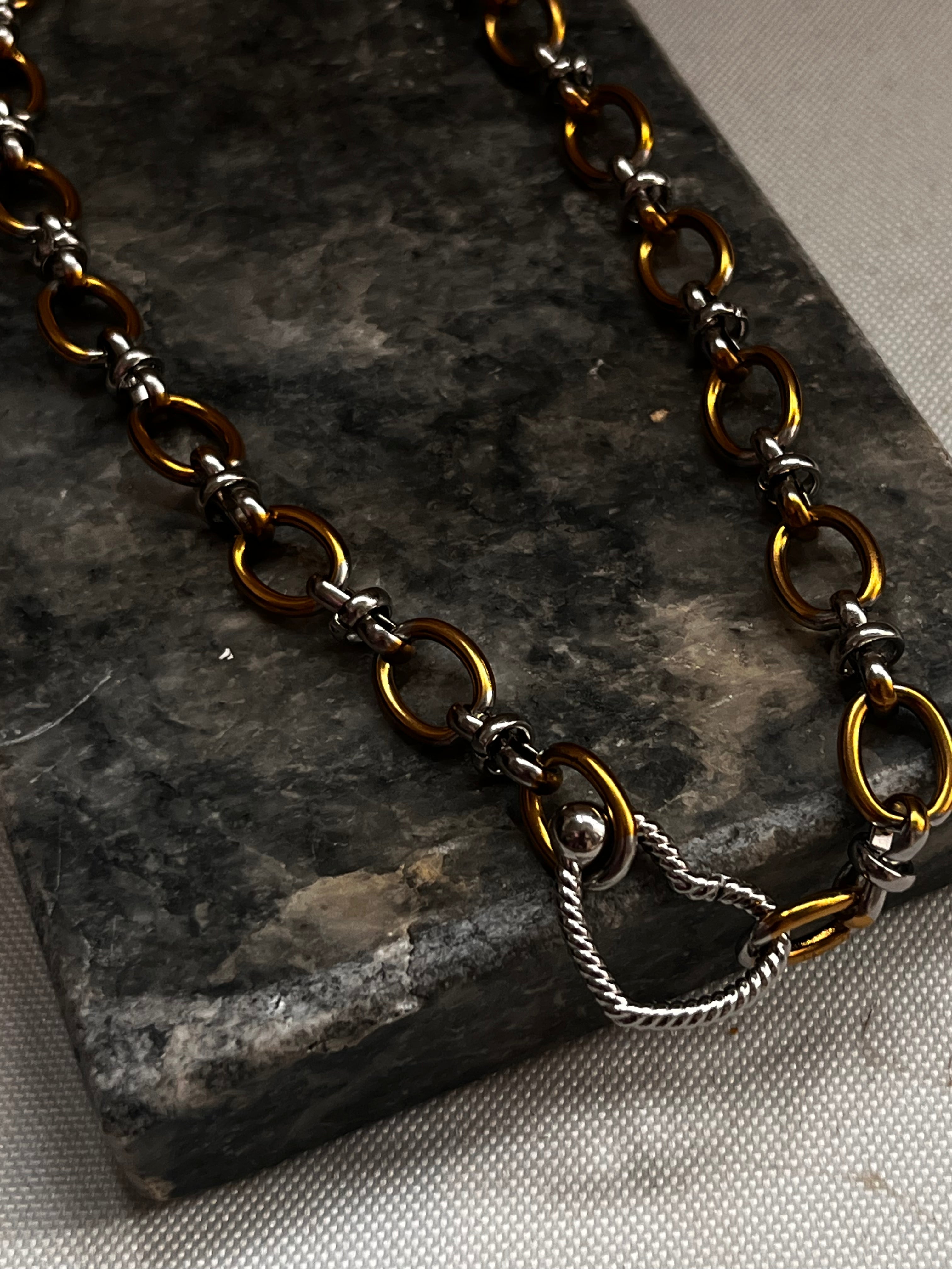 Κολιέ Δίχρωμο "Secret Locket" με Στριφτή Καρδιά